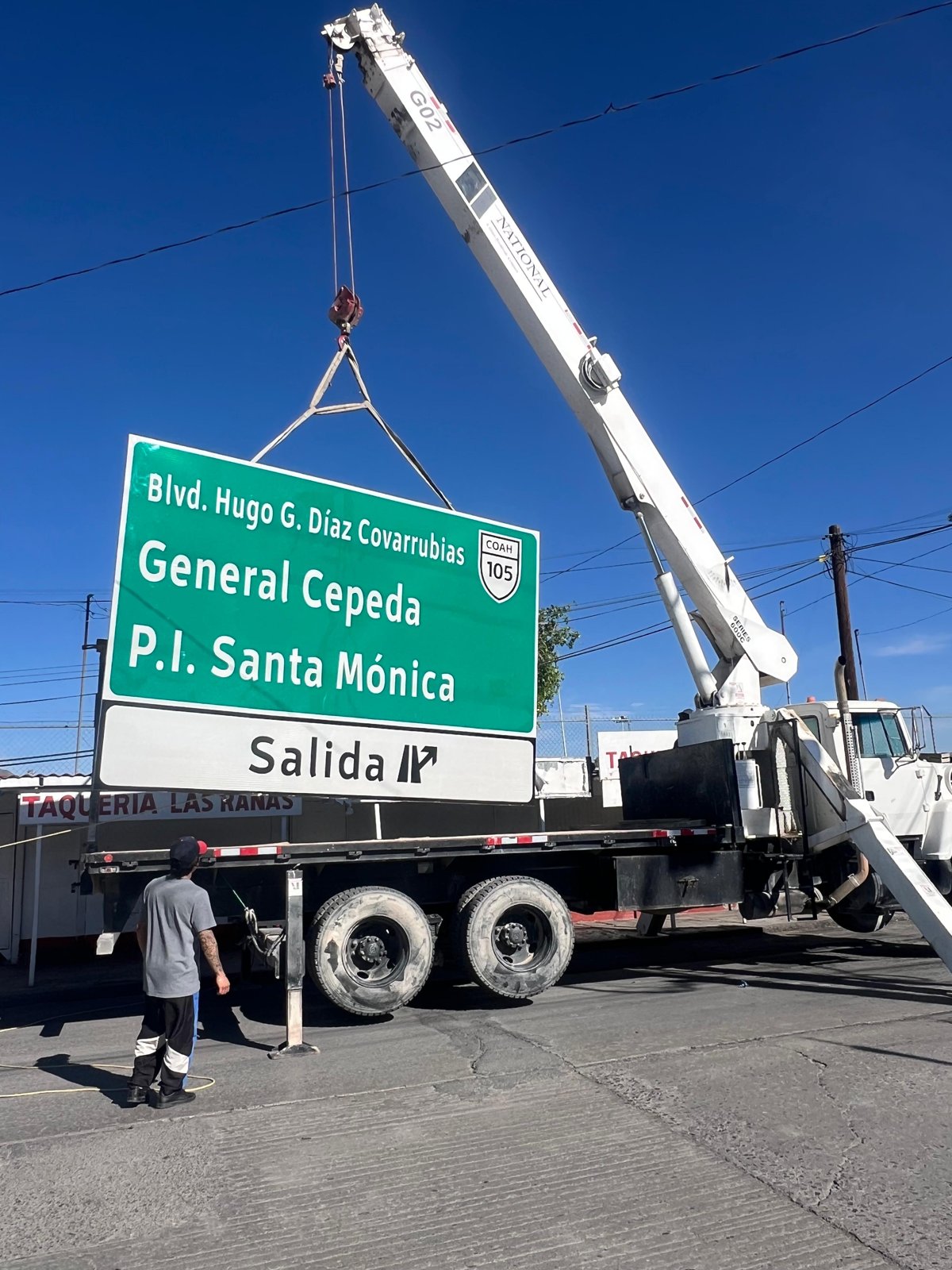 Grúa instalando señalamiento carretero Blvd. Hugo G. Díaz Covarrubias, General Cepeda